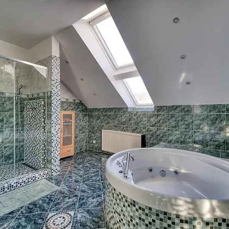 Spacious And Bright Two-bedroom Apartment Pressburg