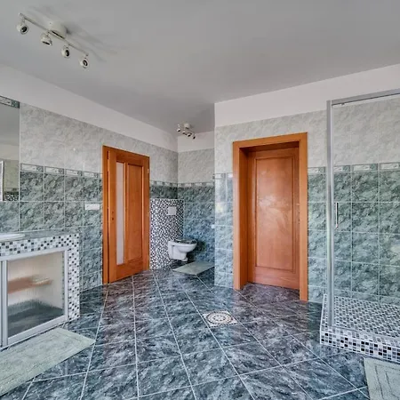 Spacious And Bright Two-bedroom Apartmán *