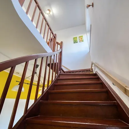 Spacious And Bright Two-bedroom شقة