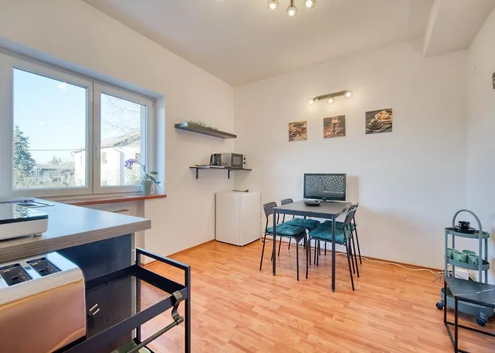 Spacious And Bright Two-bedroom Apartment *